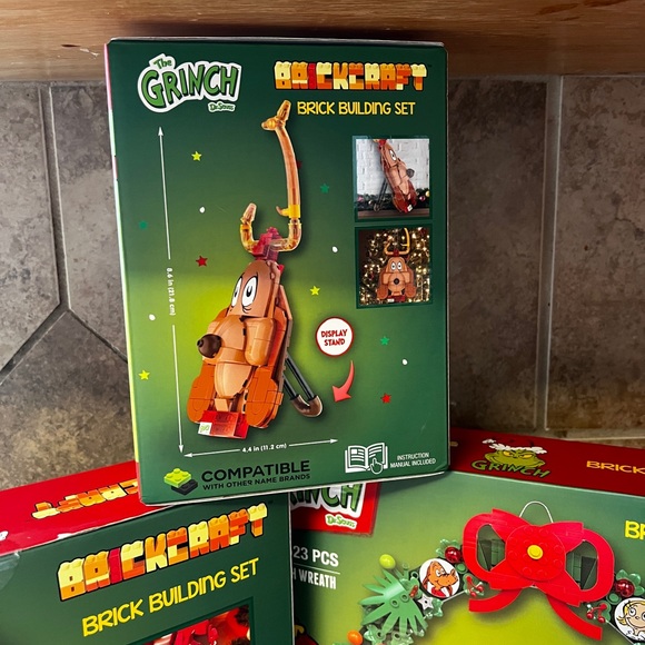 Brickcraft Dr. Seuss The Grinch Chimney, Max Building Set, Grinch Wreath, Lego - Picture 8 of 9